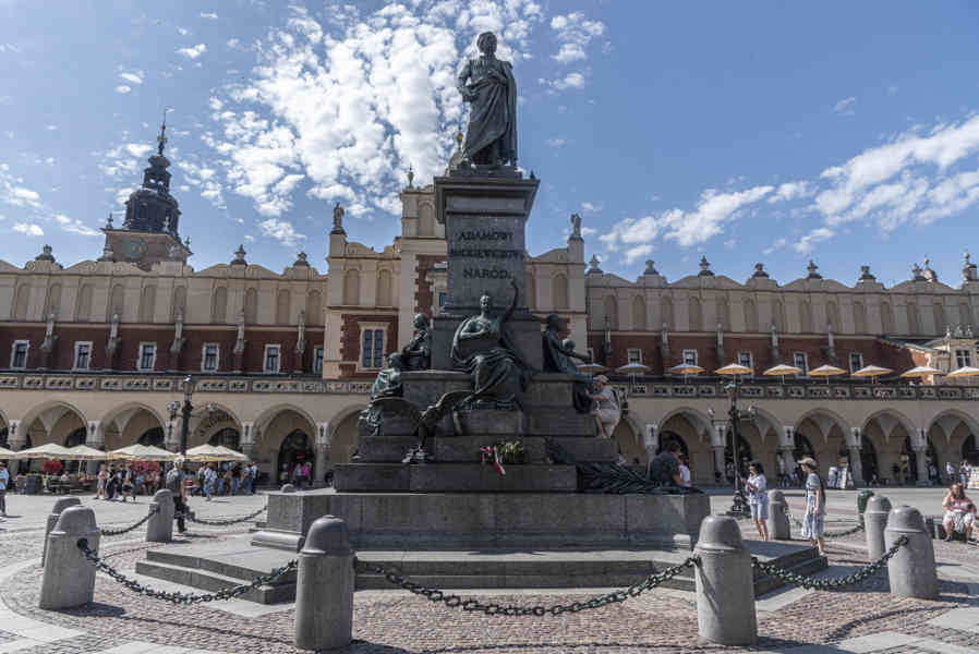 Polonia - Cracovia 015 - plaza Mayor del Mercado - monumento a Adam Mickiewicz.jpg